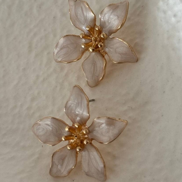 گوشواره مدل یاس مرمر آریساگالری با طراحی طریف و لبه های طلایی روی زمینه سفید