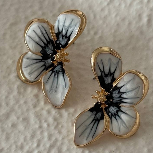 نمای نزدیک گوشواره طرح شکوفه مینیاتوری سفید و مشکی آبکاری شده در آریسا گالری