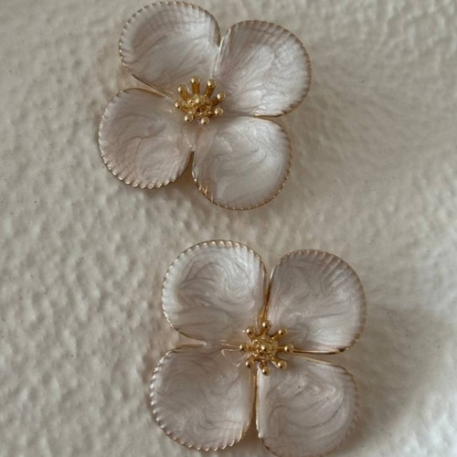 نمای نزدیک گوشواره رز مرمر با لعاب صدفی و لبه های طلایی پلیسه