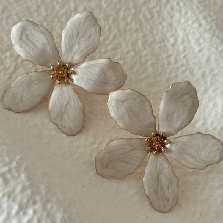 نمای نزدیک ازگوشواره میخی طرح گل پنج پر کرم و طلایی