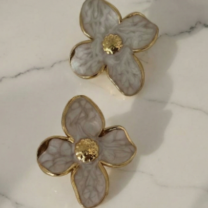 گوشواره صدفی طرح گل لوکس و مینیمال