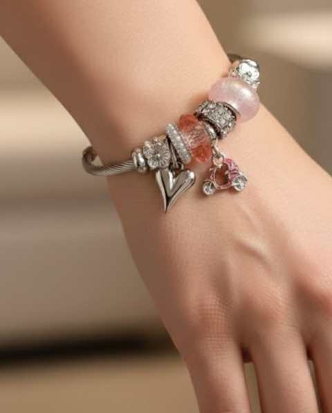 دستبند استیل طرح پاندورا مدل رویای سیندرلا با آویز کالسکه و مهرههای صورتی