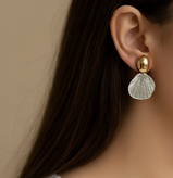 گوشواره استیل دورنگ طرح برگ بافتدار و گوی طلایی صیقلی