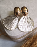 گوشواره استیل دورنگ طرح برگ بافتدار و گوی طلایی صیقلی