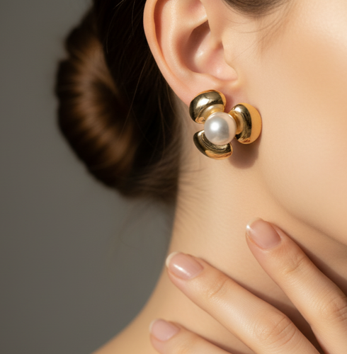 گوشواره استیل طلایی براق مدل شکوفه با مروارید سفید مرکزی در گوش مدل