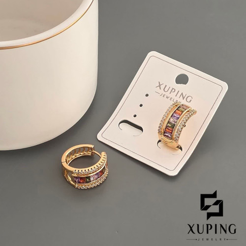 گوشواره حلقهای ویکتوریا طلایی با نگین باگت چندرنگ و نگینهای سفید، روی کارت برند XUPING