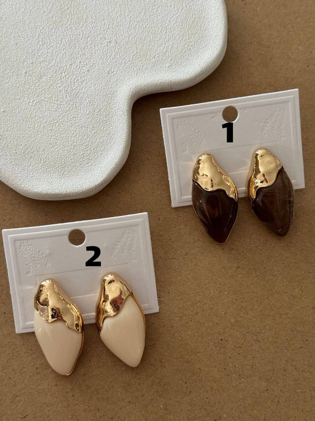گوشواره مدل سزان طلایی با طراحی دو بافته طلای مذاب و پلاک اشکی کرم و قهوه ای ضد حساسیت گالری آریسا