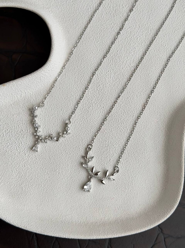گردنبندهای نقرهای طرح برگ و مروارید مدل «ماهدخت» (در ۲ مدل ظریف و رویایی) - گالری آریسا