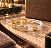 تصویر دستبندهای لوکس چرم و فلز طرح بولگاری BVLGARI با چرم بافتهشده سفید، نگینهای تراش باگت رنگی و مخراجکاری برلیان در رنگهای پایه طلایی و نقرهای گالری آریسا
