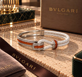 تصویر دستبندهای لوکس چرم و فلز طرح بولگاری BVLGARI با چرم بافتهشده سفید، نگینهای تراش باگت رنگی و مخراجکاری برلیان در رنگهای پایه طلایی و نقرهای گالری آریسا