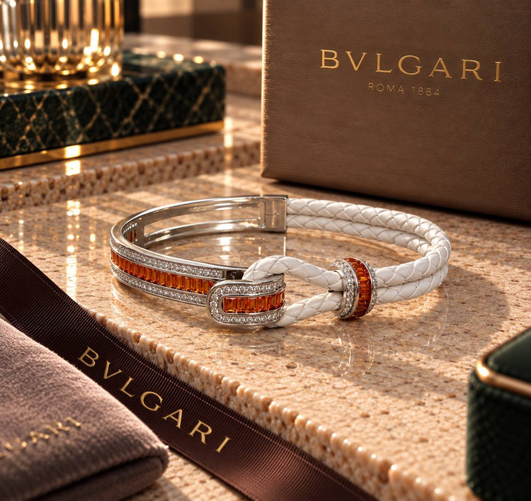 تصویر دستبندهای لوکس چرم و فلز طرح بولگاری BVLGARI با چرم بافتهشده سفید، نگینهای تراش باگت رنگی و مخراجکاری برلیان در رنگهای پایه طلایی و نقرهای گالری آریسا