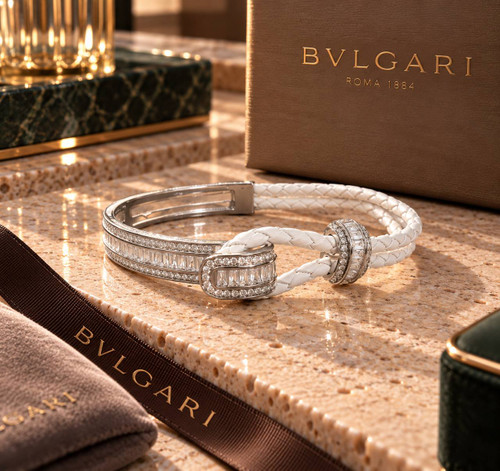 تصویر دستبندهای لوکس چرم و فلز طرح بولگاری BVLGARI با چرم بافتهشده سفید، نگینهای تراش باگت رنگی و مخراجکاری برلیان در رنگهای پایه طلایی و نقرهای گالری آریسا