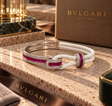تصویر دستبندهای لوکس چرم و فلز طرح بولگاری BVLGARI با چرم بافتهشده سفید، نگینهای تراش باگت رنگی و مخراجکاری برلیان در رنگهای پایه طلایی و نقرهای گالری آریسا