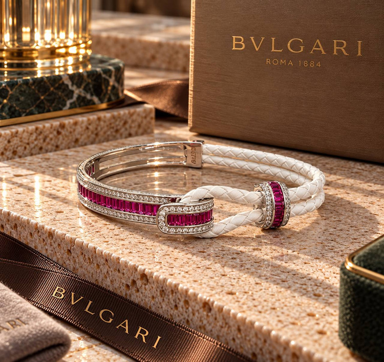تصویر دستبندهای لوکس چرم و فلز طرح بولگاری BVLGARI با چرم بافتهشده سفید، نگینهای تراش باگت رنگی و مخراجکاری برلیان در رنگهای پایه طلایی و نقرهای گالری آریسا