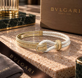 تصویر دستبندهای لوکس چرم و فلز طرح بولگاری BVLGARI با چرم بافتهشده سفید، نگینهای تراش باگت رنگی و مخراجکاری برلیان در رنگهای پایه طلایی و نقرهای گالری آریسا