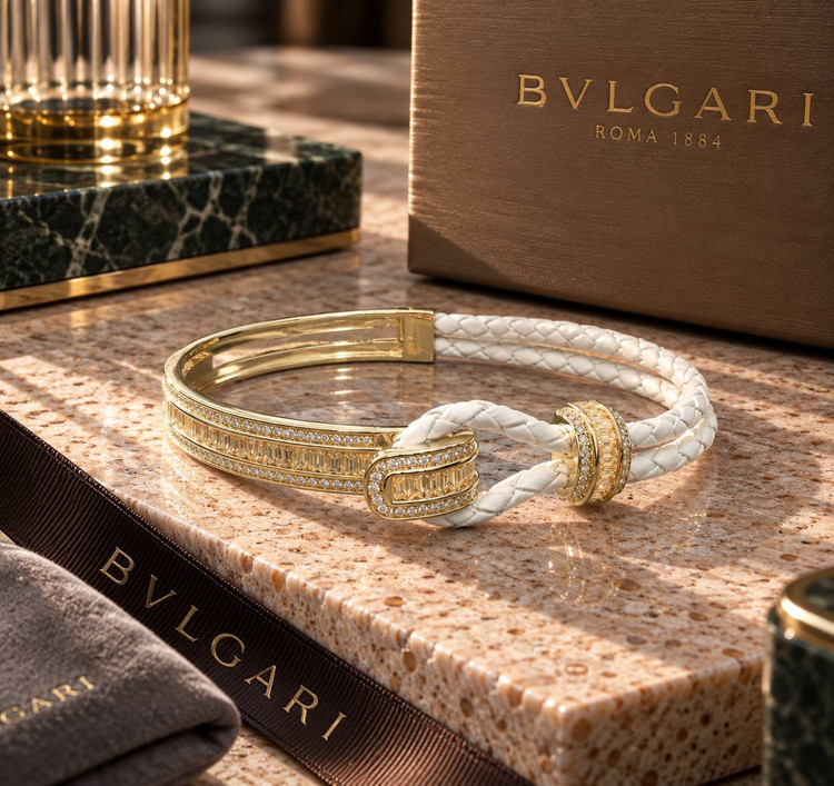 تصویر دستبندهای لوکس چرم و فلز طرح بولگاری BVLGARI با چرم بافتهشده سفید، نگینهای تراش باگت رنگی و مخراجکاری برلیان در رنگهای پایه طلایی و نقرهای گالری آریسا