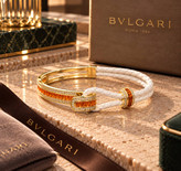 تصویر دستبندهای لوکس چرم و فلز طرح بولگاری BVLGARI با چرم بافتهشده سفید، نگینهای تراش باگت رنگی و مخراجکاری برلیان در رنگهای پایه طلایی و نقرهای گالری آریسا
