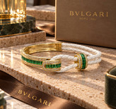 تصویر دستبندهای لوکس چرم و فلز طرح بولگاری BVLGARI با چرم بافتهشده سفید، نگینهای تراش باگت رنگی و مخراجکاری برلیان در رنگهای پایه طلایی و نقرهای گالری آریسا