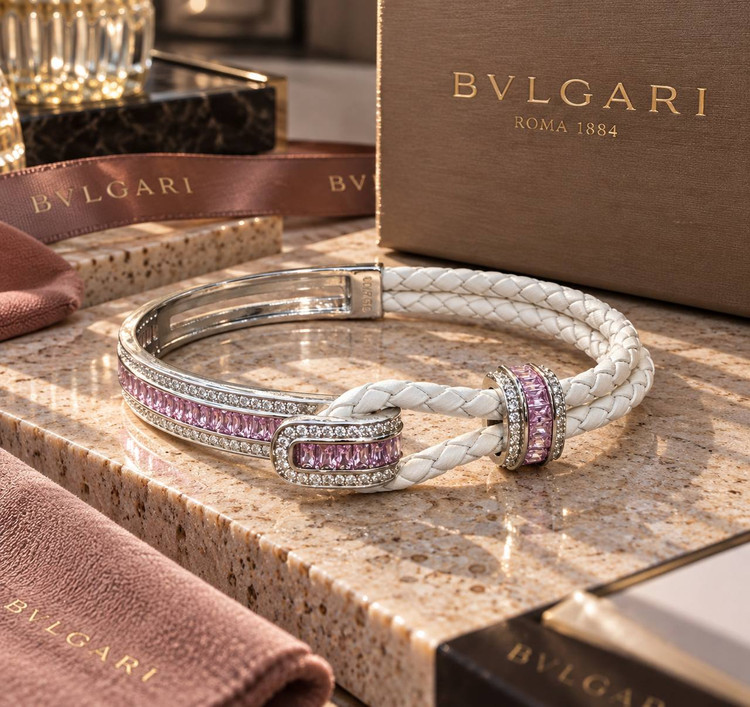 تصویر دستبندهای لوکس چرم و فلز طرح بولگاری BVLGARI با چرم بافتهشده سفید، نگینهای تراش باگت رنگی و مخراجکاری برلیان در رنگهای پایه طلایی و نقرهای گالری آریسا